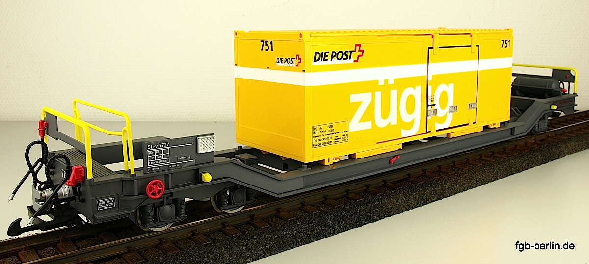 RhB Tiefladewagen Sb-v 7727 mit Postcontainer 751 (Depressed center flat car Sb-v 7727 with postal container 751