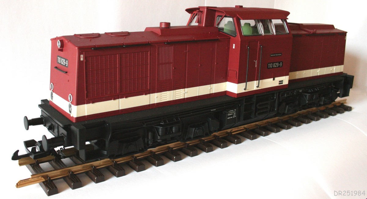 DR Diesellok (Diesel locomotive) 110 829-9