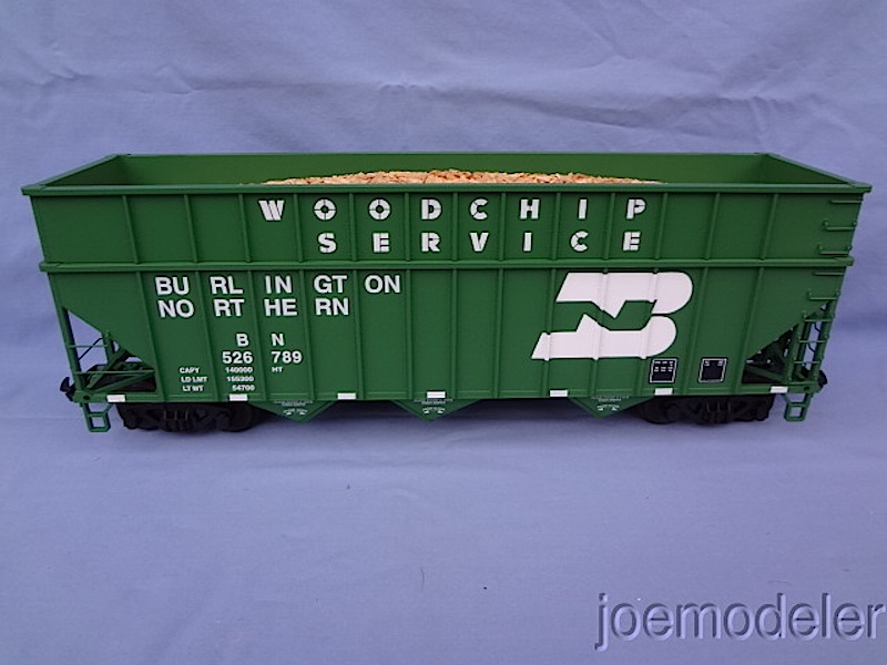 Burlington Northern Wagen mit Holzschnitzelladung (Wood chip car) 526789