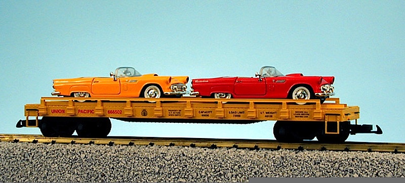 Union Pacific Flachwagen mit 2 '57 Ford T-Birds (Flat car with 2 '57 Ford T-Birds) 666502