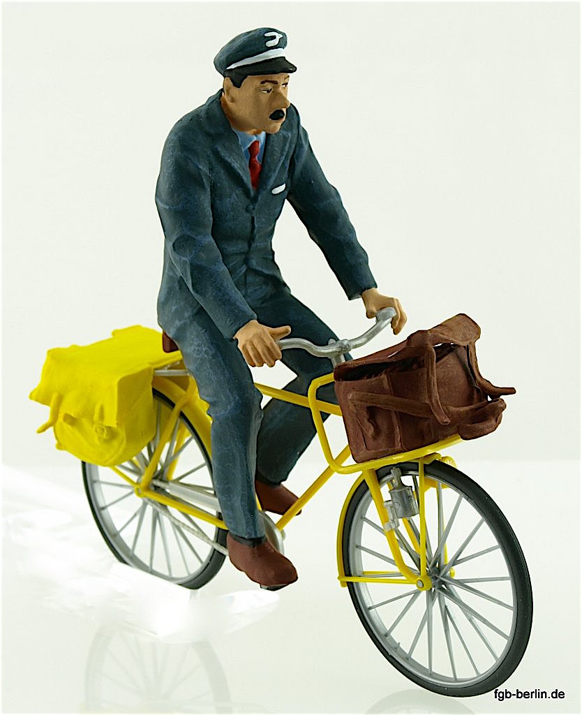 Französischer Postbote auf Fahrrad (French mailman on bicycle)