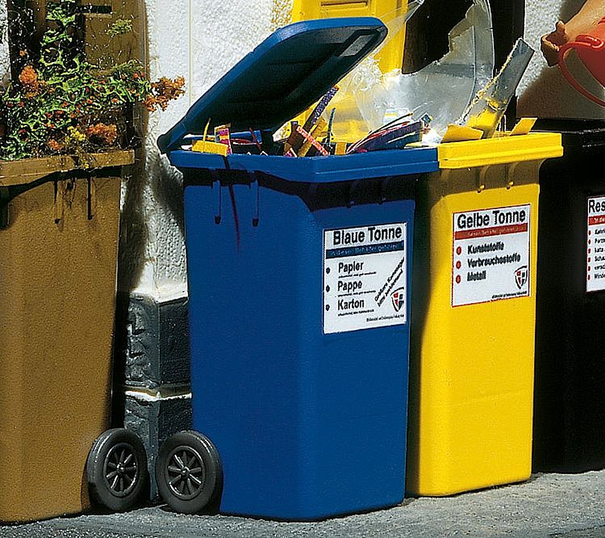 Mülltonnen, blau (Garbage bins, blue)