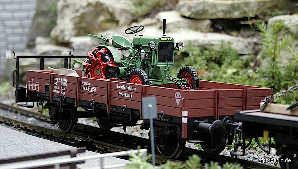 DR Niederbordwagen mit Traktor (Low-sided gondola with tractor)